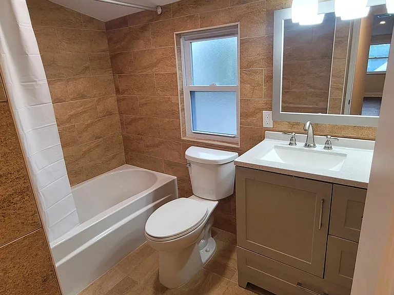 568 Gardiners Ave #2 — Photo 4