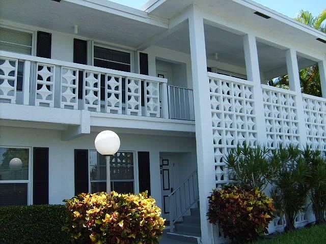 FRONT OF BUILDING CORNER