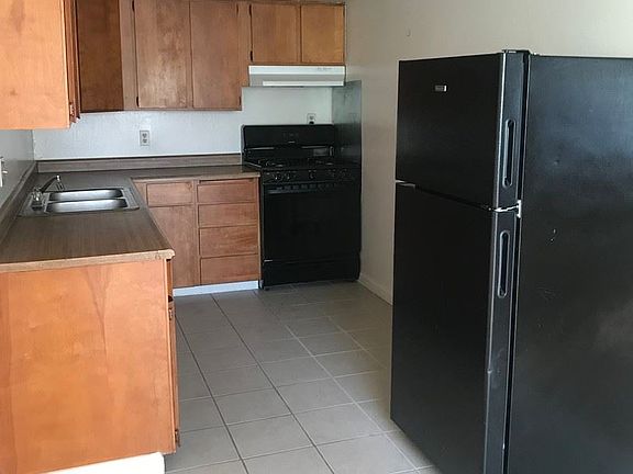 5th image of 240 Holly St APT 5