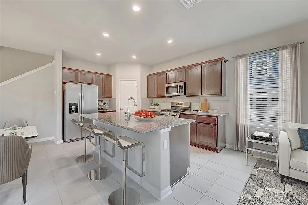 4 bed, 4.5 bath, 2596 sqft, $2,499 — Photo 2
