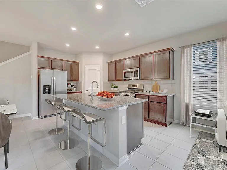 305 Toddy Way — Photo 2