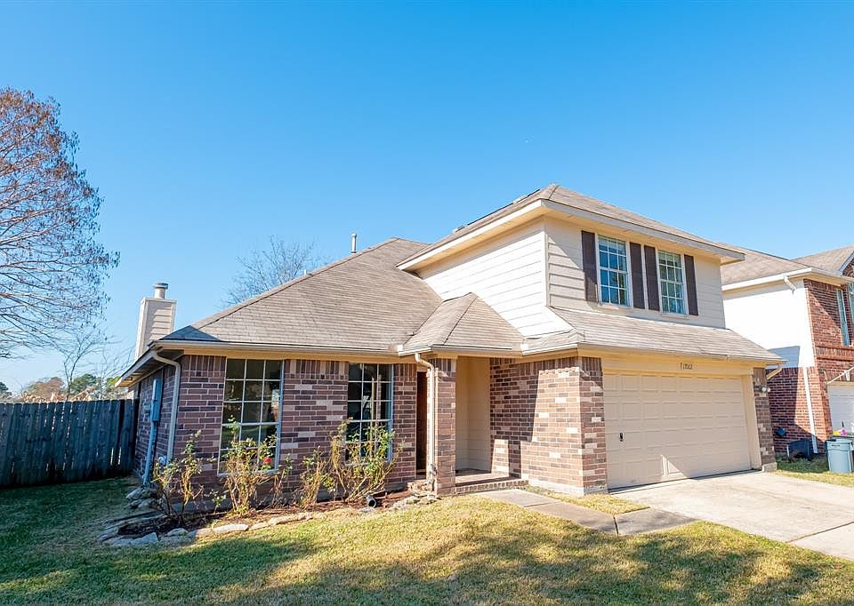 Come see this beautiful and uniquely patterned brick exterior home in the popular Heritage Park Subdivision. This home is one of the rare homes with easy access to the Heritage Park Overlook Basin!