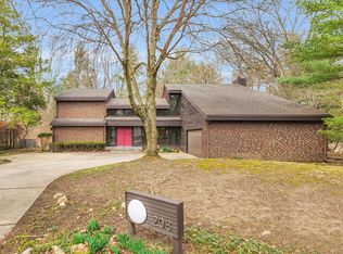 208 E Sherwin Cir, Urbana, IL