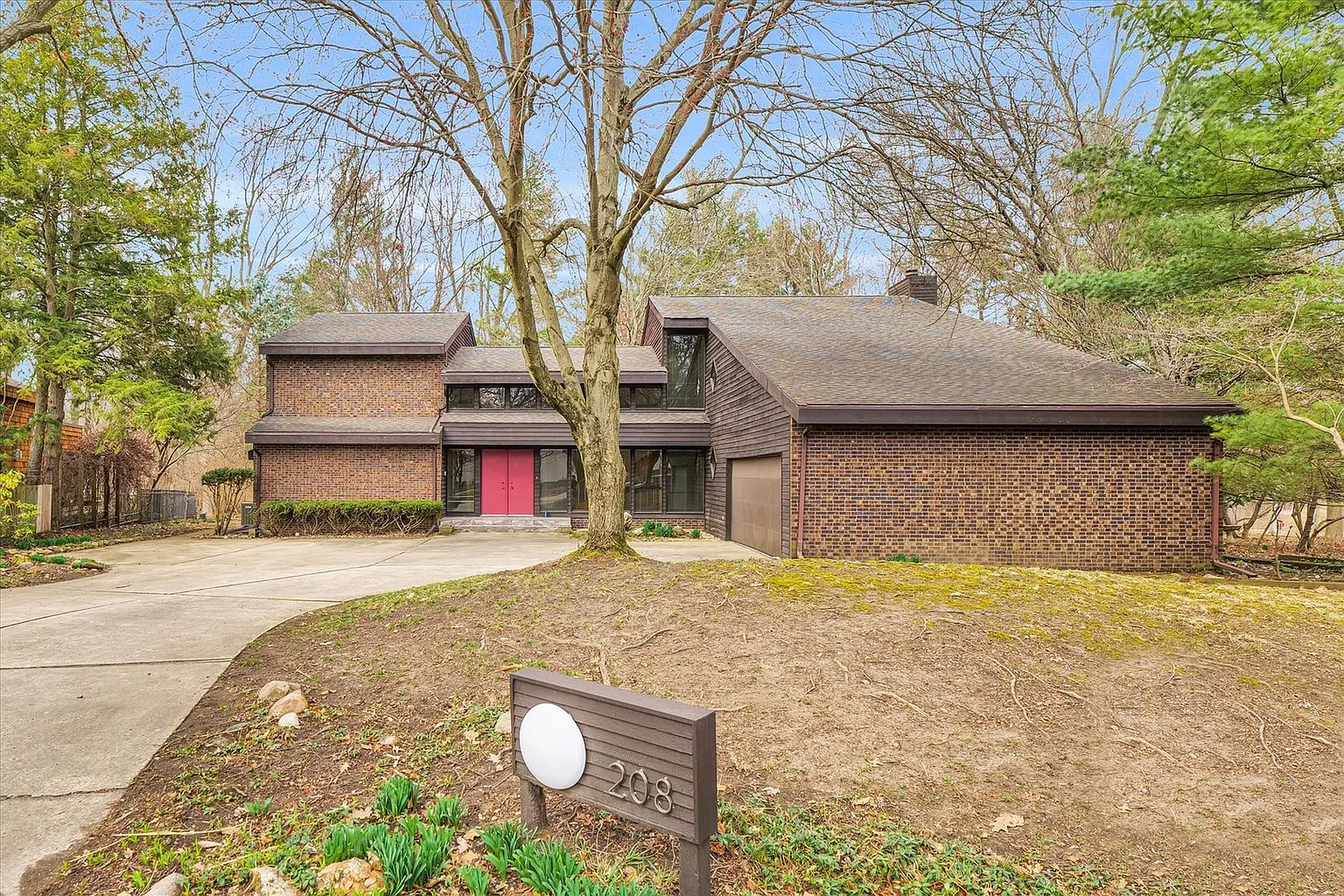 208 E Sherwin Cir photo 1