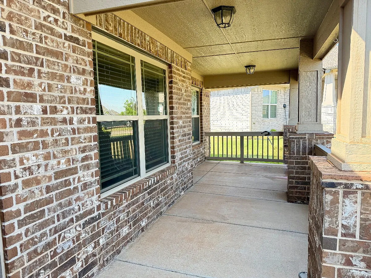 4 bed, 2.0 bath, 2150 sqft, $2,295 — Photo 2