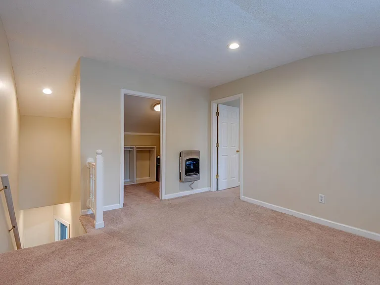826 Victoria Dr — Photo 23
