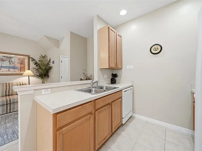 2402 Caravelle Cir — Photo 8