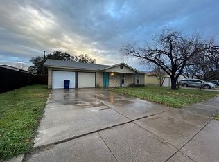 824 SW Hillside Dr, Burleson, TX 76028