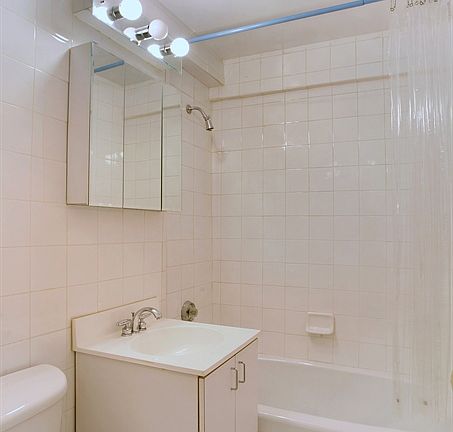 4th image of 520 E 76th St APT 1D