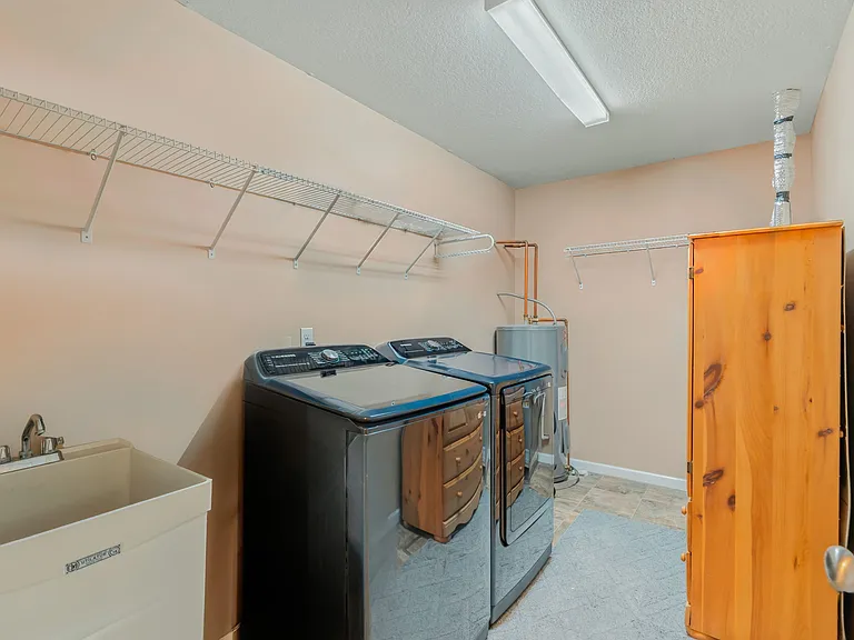 927 Mossy Grove Ln — Photo 16