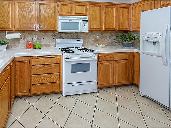 5th image of 305 E Bennett Ave