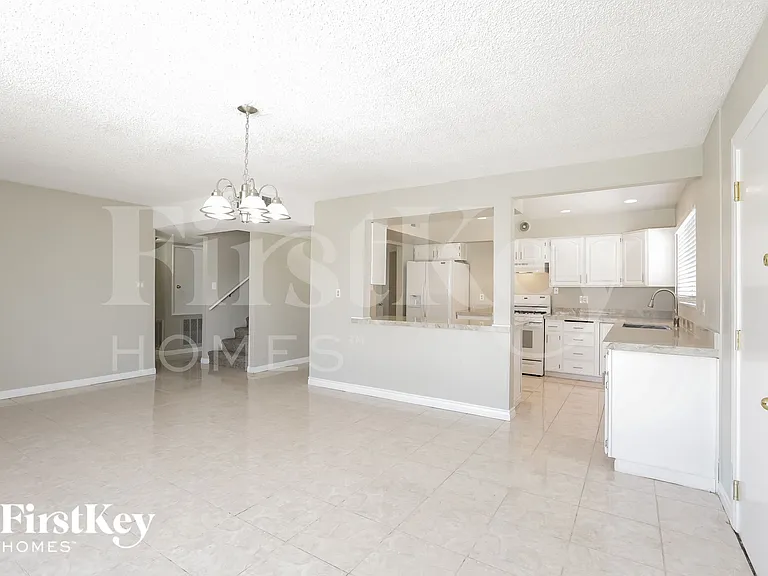825 Antigua St — Photo 5