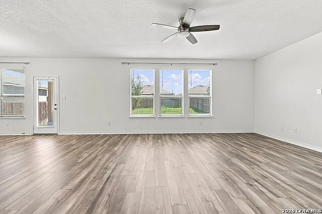 4 bed, 2.5 bath, 2403 sqft, $2,200 — Photo 3