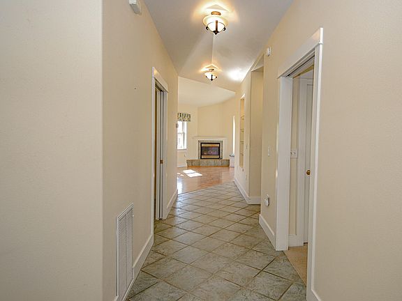5th image of 592 Nandina St