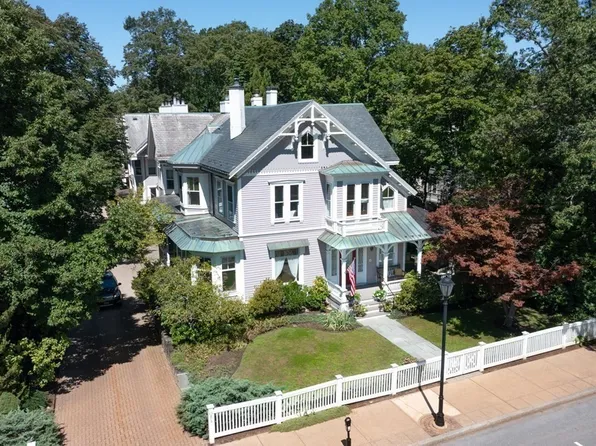 619 Washington St APT A, Wellesley, MA 02482