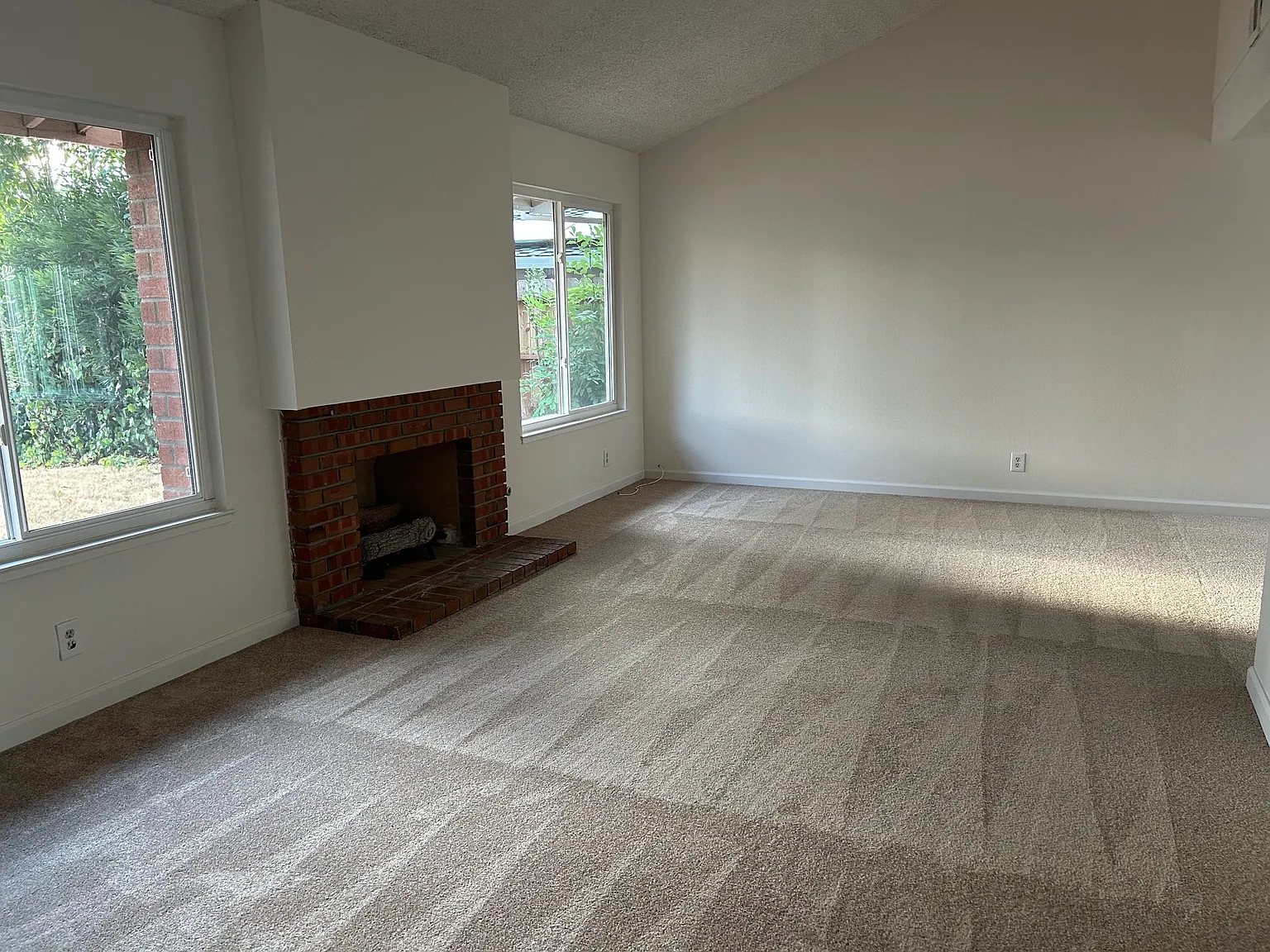 4 bed, 2.5 bath, 1841 sqft, $4,200 — Photo 2