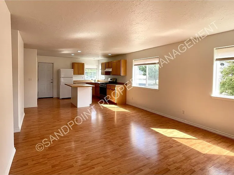 423 Louis Ln — Photo 8