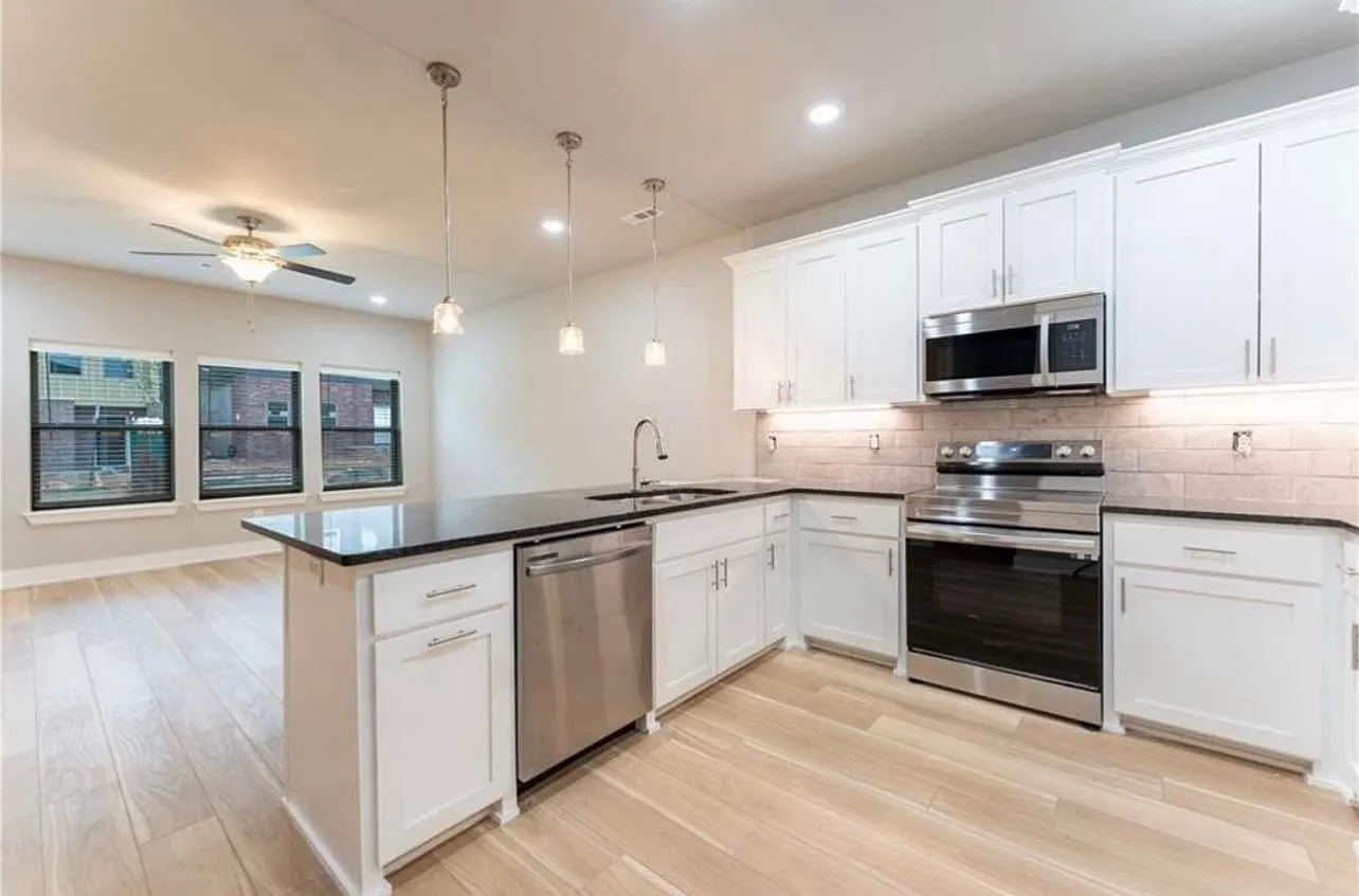 3 bed, 2.5 bath, 2012 sqft, $2,350 — Photo 3
