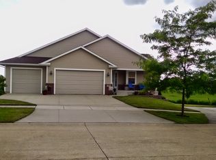 4902 Windmill Dr SW, Cedar Rapids, IA 52404