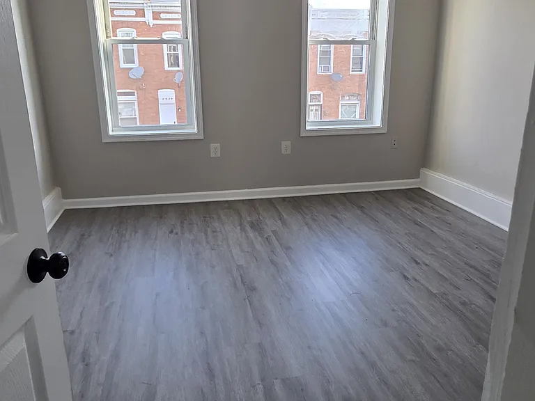 2521 E Madison St — Photo 8