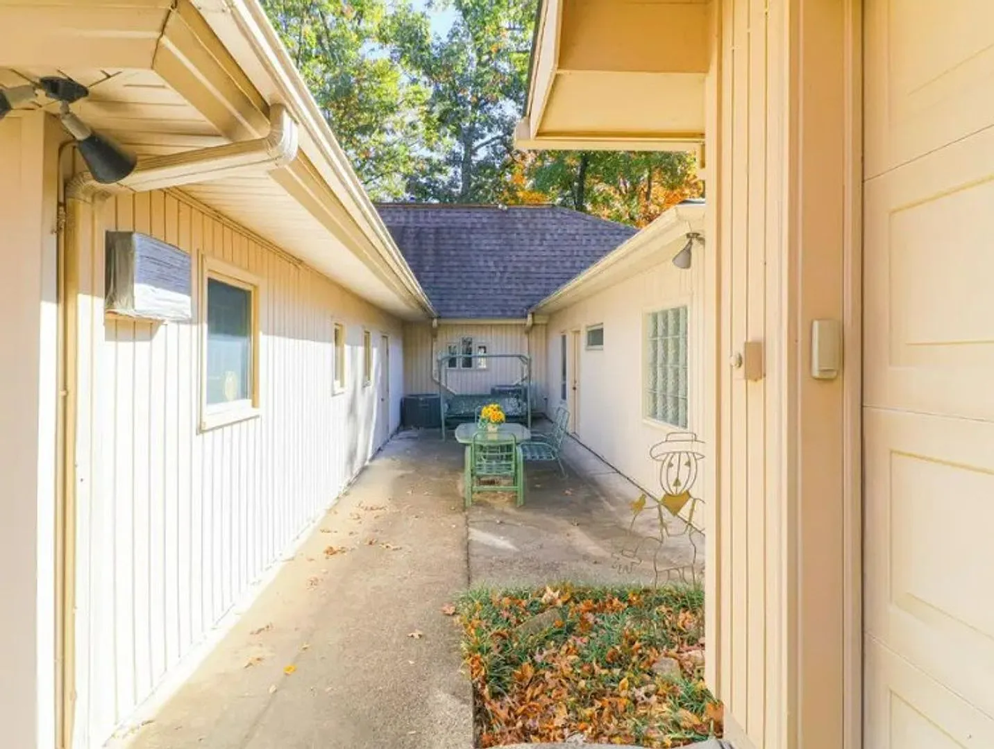 3 Bed / 4.5 Bath - 3902 sq. feet! — Photo 4