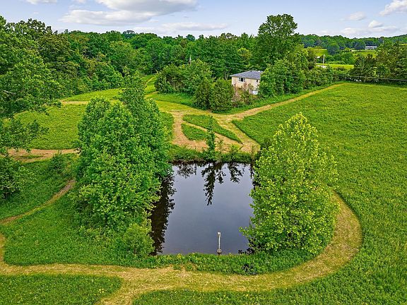 3rd image of 430 Delong Rd