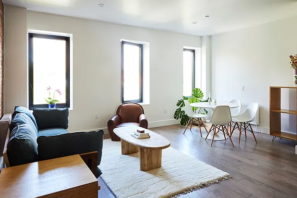 Rented by Chase Global Realty Corp | media 10