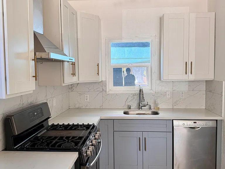 866 Athens Ave — Photo 4
