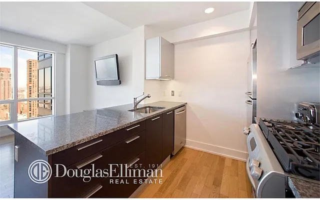 Rented by Douglas Elliman | media 14
