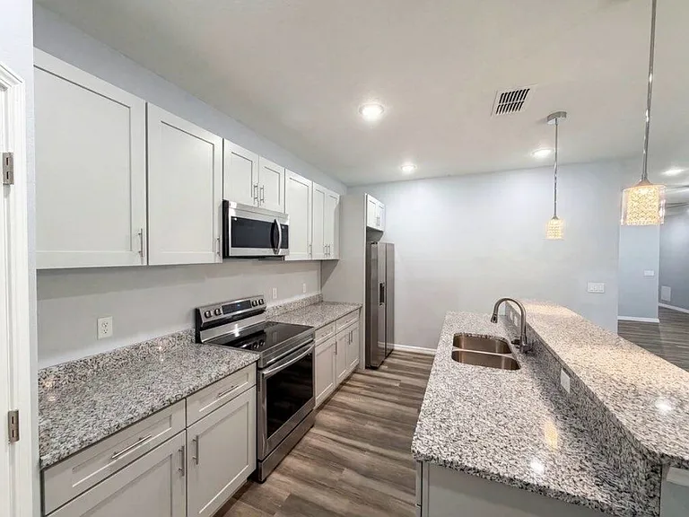 1017 W 11th St #B3 — Photo 4