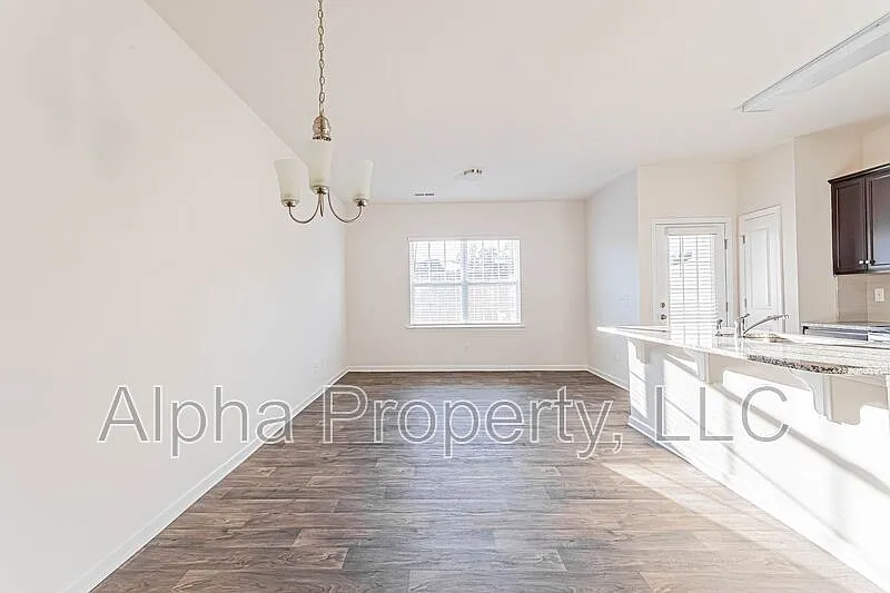 3 bed, 2.5 bath, 1412 sqft, $1,650 — Photo 4