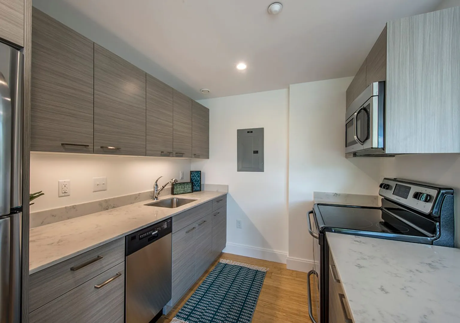 Modern 2BD+2BA Allston @ BU & Packard's Corner — Photo 2