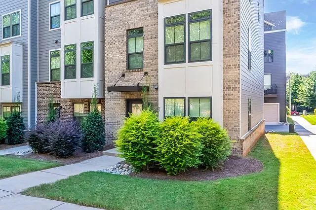 3 bed, 2.5 bath, 1756 sqft, $2,800 — Photo 3