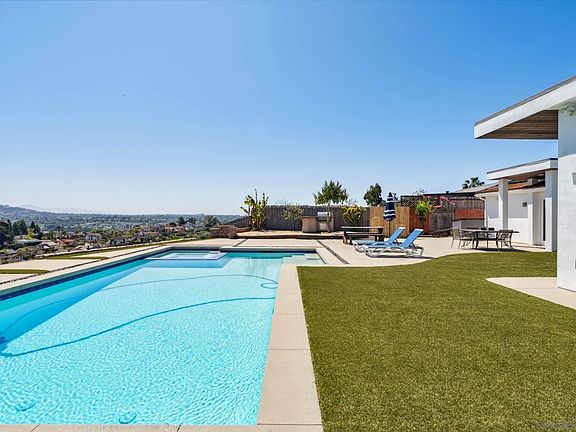 3rd image of 4535 La Cuenta Dr