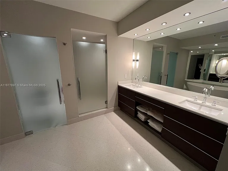 300 S Pointe Dr #2806 — Photo 6