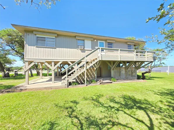 2182 W Bayshore Dr, Palacios, TX 77465