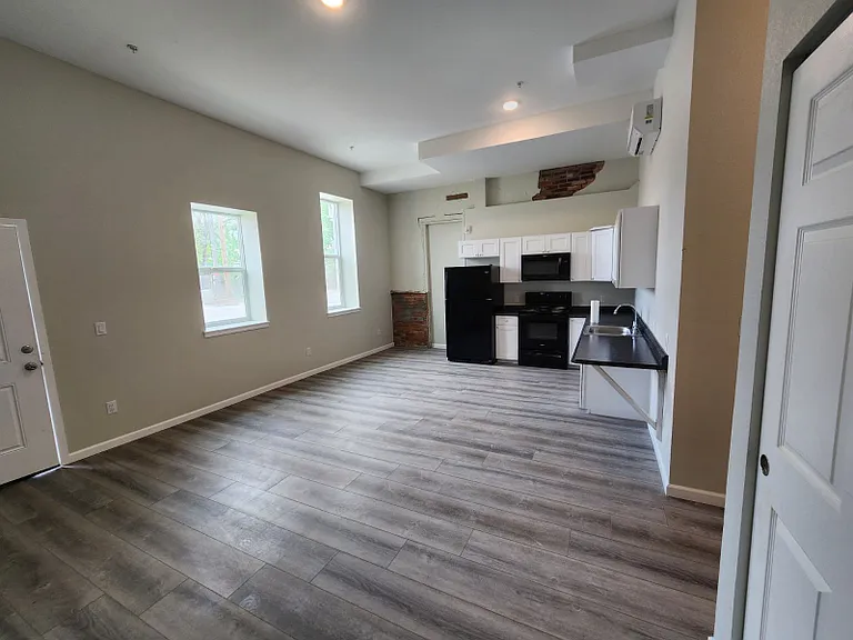 910 Broad St — Photo 1