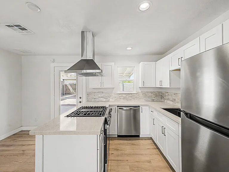 2526 W Orchid Ln — Photo 9