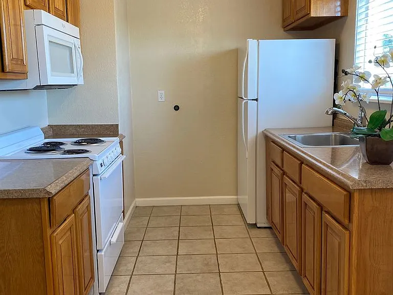 925 Pomeroy Ave — Photo 2