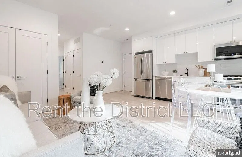 2 bed, 2.0 bath, 782 sqft, $2,700 — Photo 2