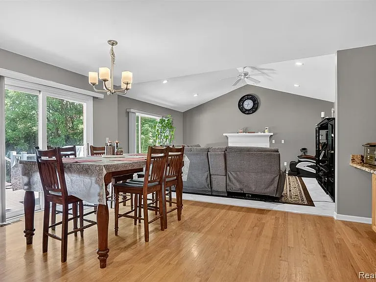 2825 Long Meadow Ln — Photo 10