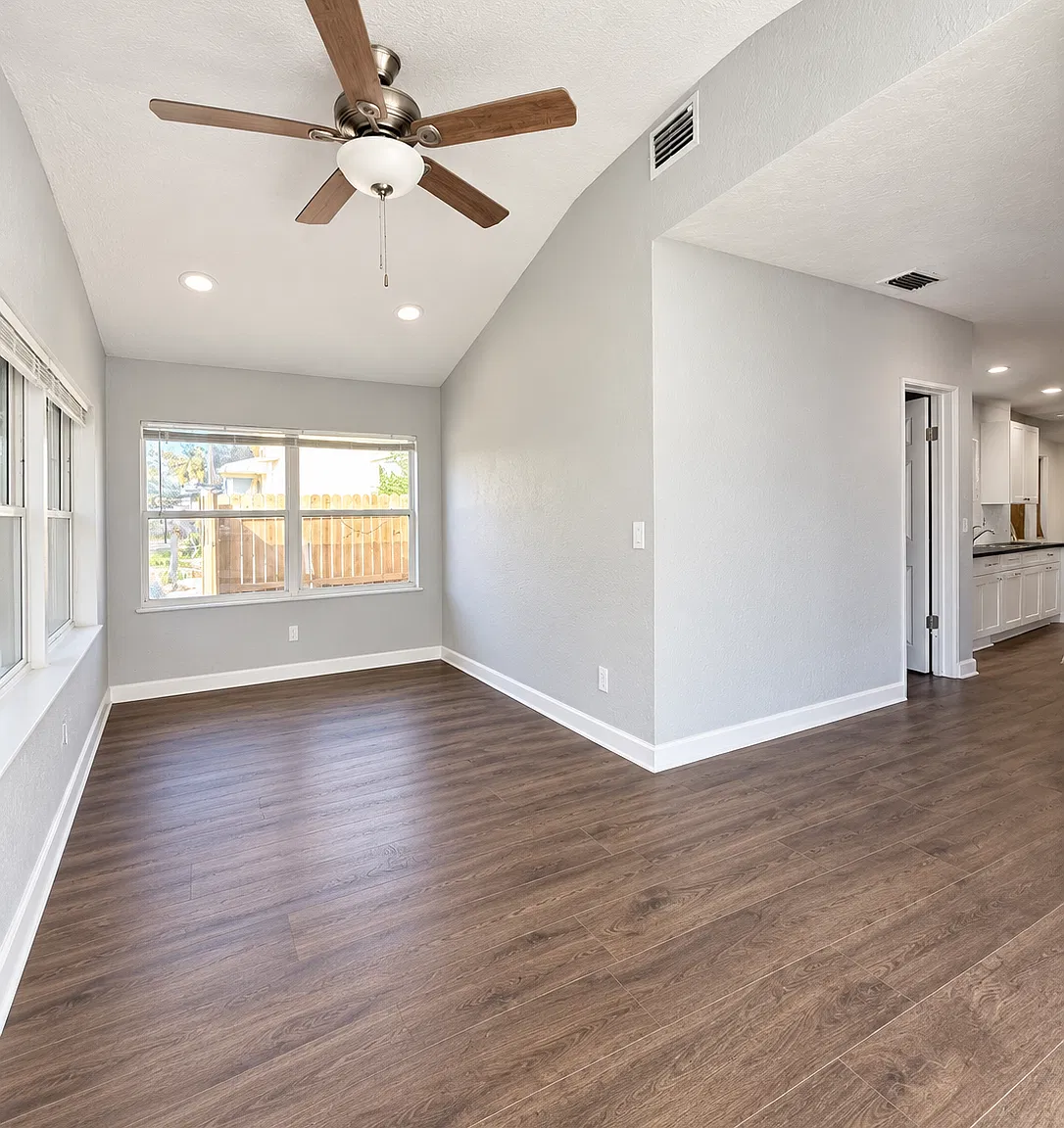3 bed, 944 sqft, $2,295 — Photo 2