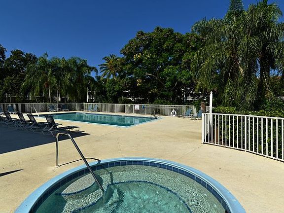 4th image of 850 S Tamiami Trl APT 821