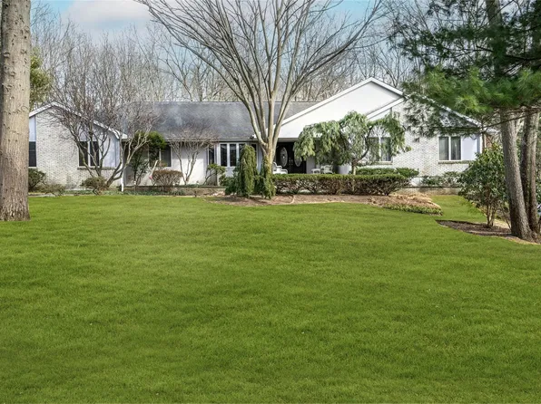 235 Roosevelt Boulevard, Hauppauge, NY 11788