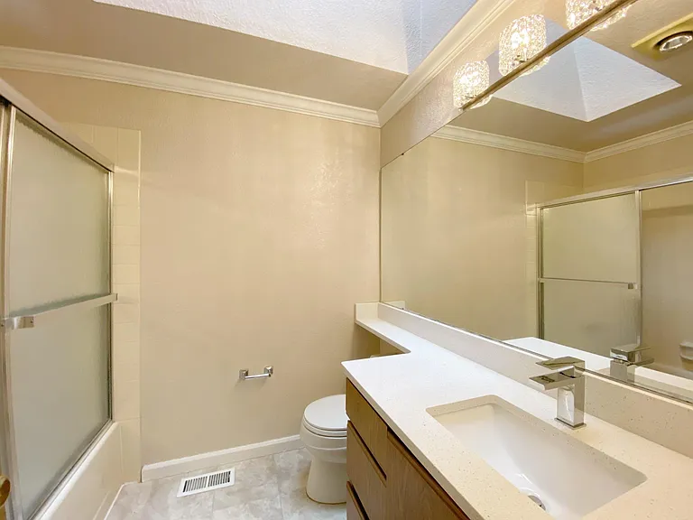 Upper Level Full bathroom with skylight