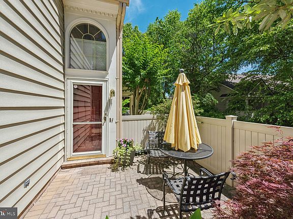 3rd image of 10817 Luxberry Dr