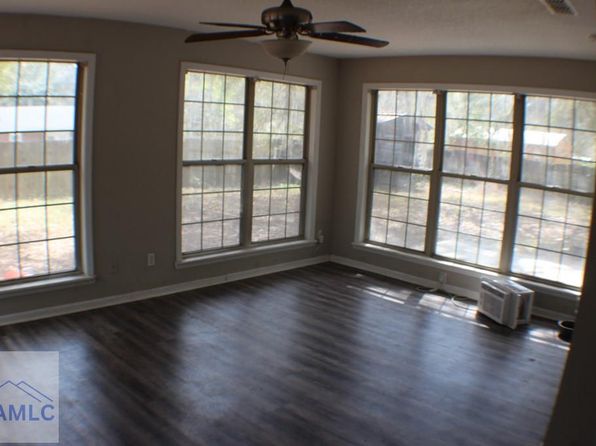 822 Lakeview Ct, Hinesville, GA 31313