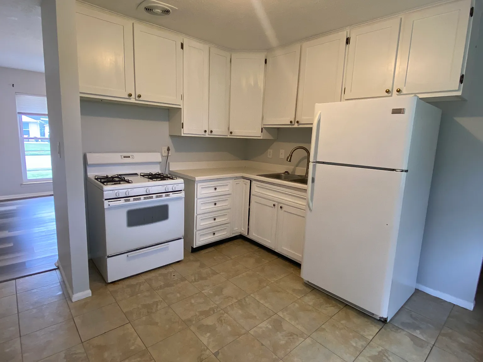3 bed, 1000 sqft, $1,100 — Photo 4