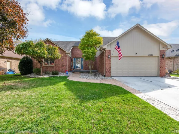 35378 Saint Clair Dr, New Baltimore, MI 48047