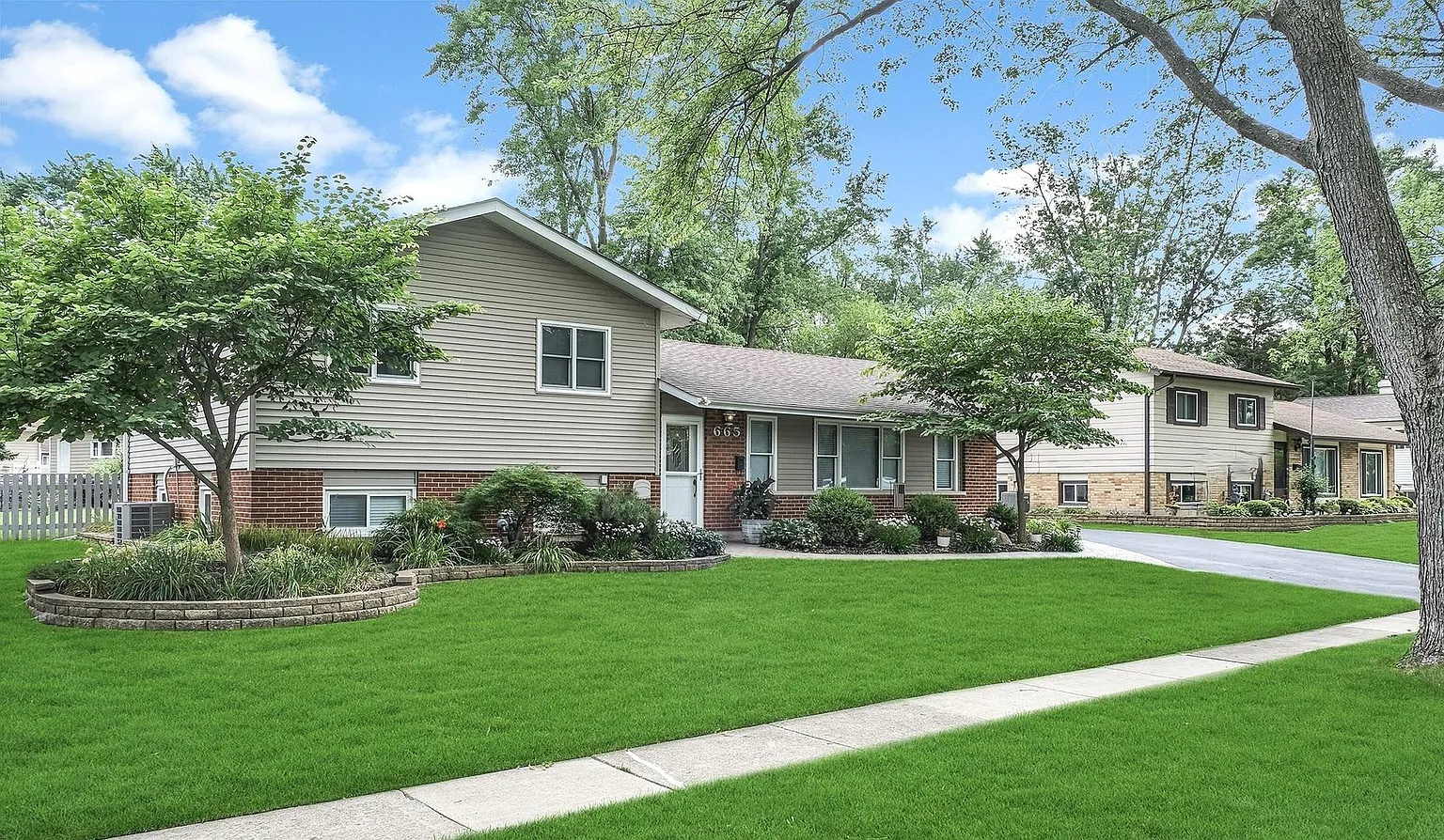 665 Flagstaff Ln photo 1